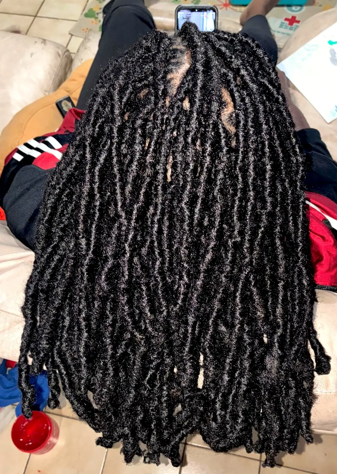 Fausses locks afro longues réalisées au salon Prissou Coiffure en Guadeloupe