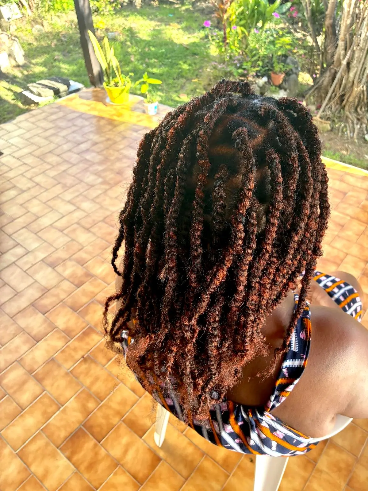 Invisible locks courtes afro réalisées au salon Prissou Coiffure en Guadeloupe